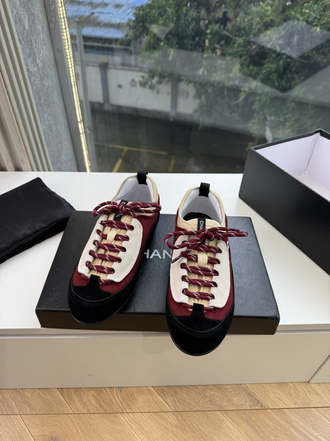 G059chanel26a球鞋美到心巴上 一买一个不吱声 讲道理 看到实物穿上脚 就会觉得右边黑色的更好看 有底有厚度 