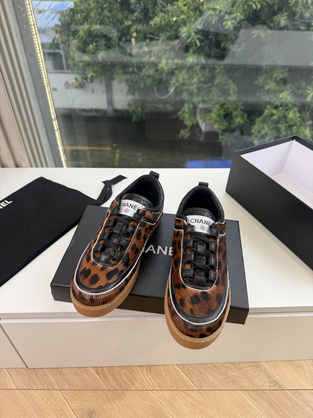 G059chanel26a球鞋美到心巴上 一买一个不吱声 讲道理 看到实物穿上脚 就会觉得更好看 有底有厚度 可能左边的