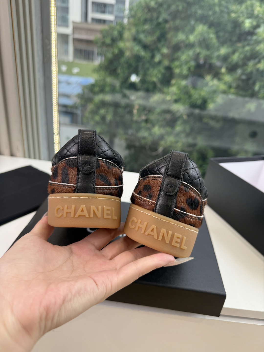 G059chanel26a球鞋美到心巴上 一买一个不吱声 讲道理 看到实物穿上脚 就会觉得更好看 有底有厚度 可能左边的