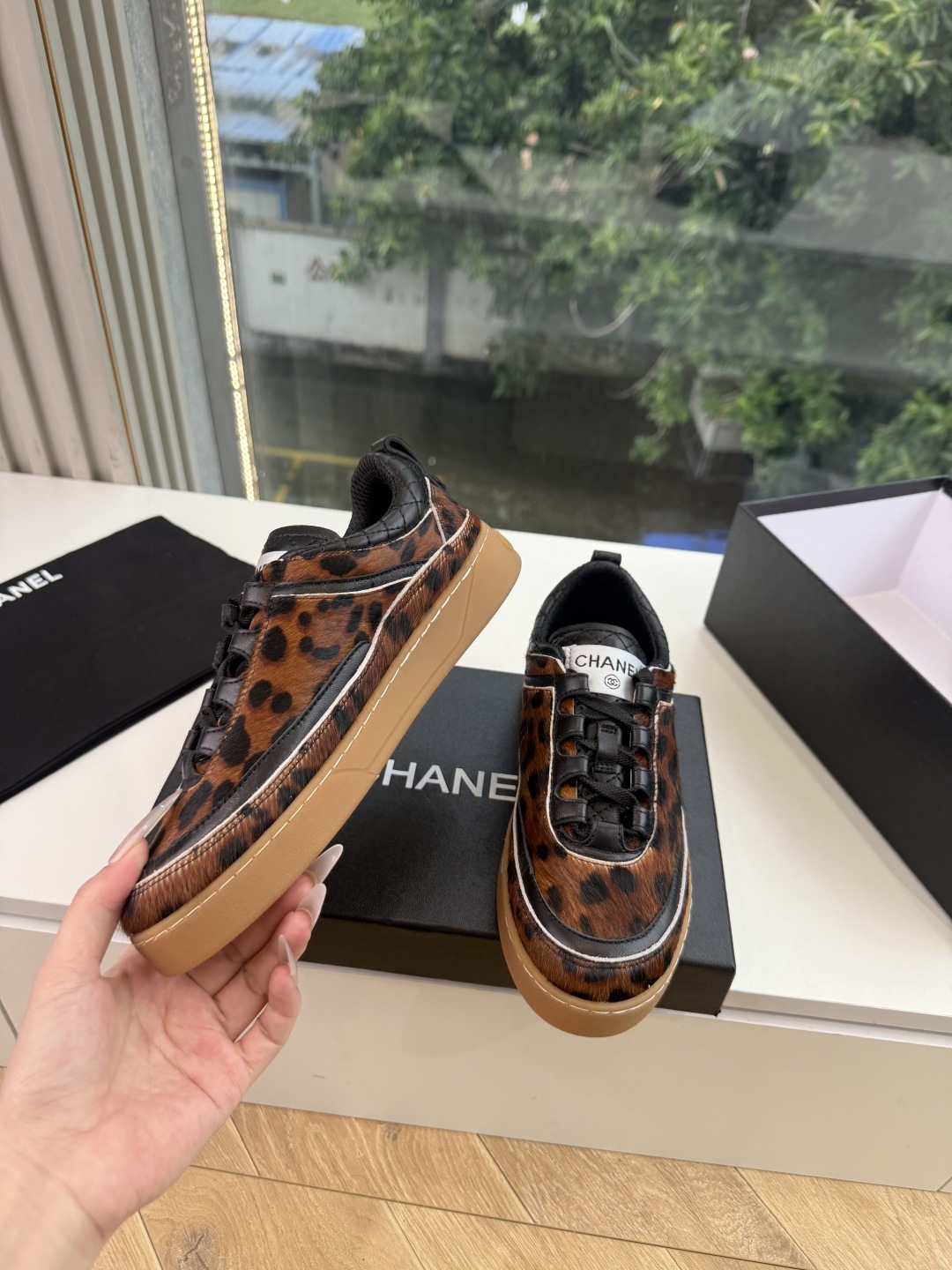 G059chanel26a球鞋美到心巴上 一买一个不吱声 讲道理 看到实物穿上脚 就会觉得更好看 有底有厚度 可能左边的