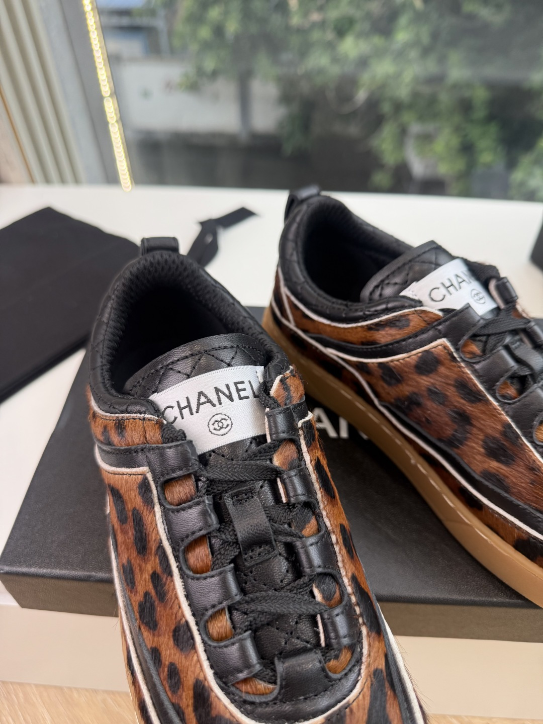 G059chanel26a球鞋美到心巴上 一买一个不吱声 讲道理 看到实物穿上脚 就会觉得更好看 有底有厚度 可能左边的