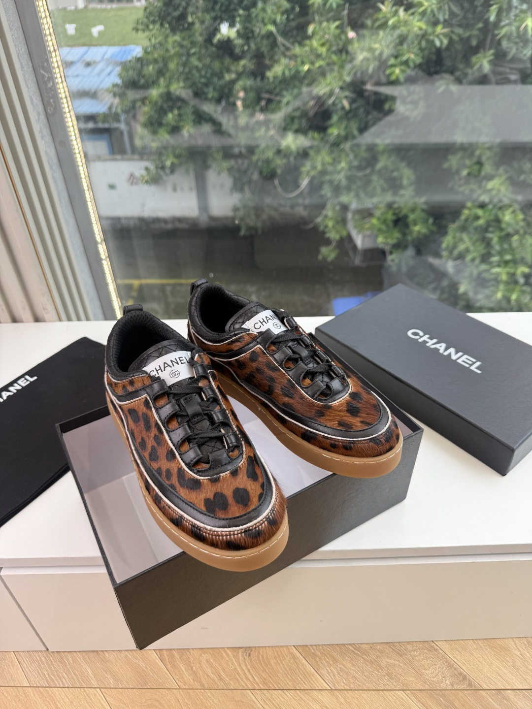 G059chanel26a球鞋美到心巴上 一买一个不吱声 讲道理 看到实物穿上脚 就会觉得更好看 有底有厚度 可能左边的
