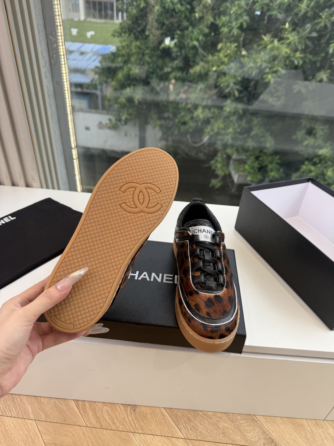 G059chanel26a球鞋美到心巴上 一买一个不吱声 讲道理 看到实物穿上脚 就会觉得更好看 有底有厚度 可能左边的