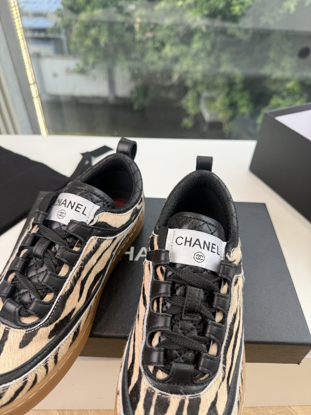 G059chanel26a球鞋美到心巴上 一买一个不吱声 讲道理 看到实物穿上脚 就会觉得更好看 有底有厚度 可能左边的