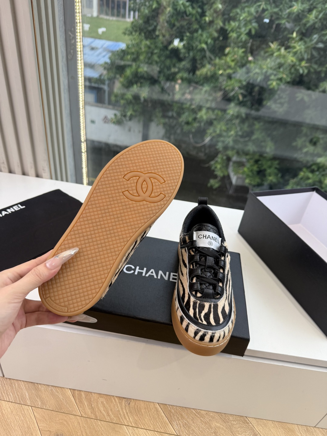G059chanel26a球鞋美到心巴上 一买一个不吱声 讲道理 看到实物穿上脚 就会觉得更好看 有底有厚度 可能左边的