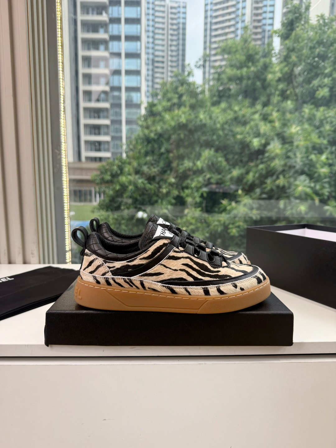 G059chanel26a球鞋美到心巴上 一买一个不吱声 讲道理 看到实物穿上脚 就会觉得更好看 有底有厚度 可能左边的