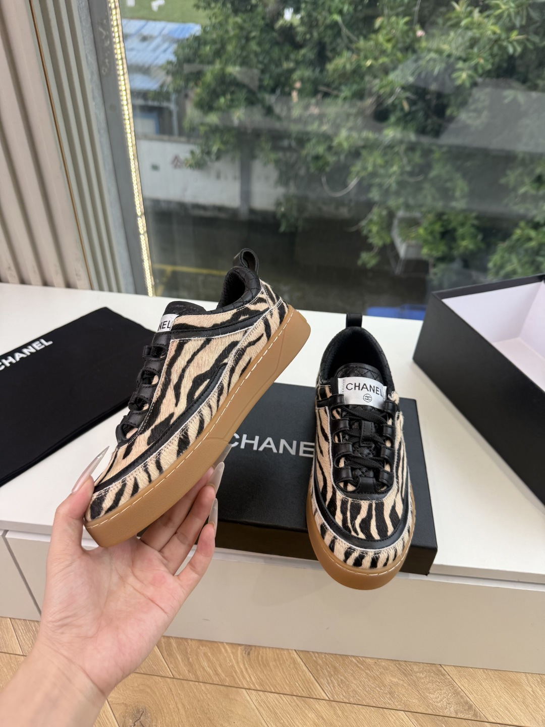 G059chanel26a球鞋美到心巴上 一买一个不吱声 讲道理 看到实物穿上脚 就会觉得更好看 有底有厚度 可能左边的