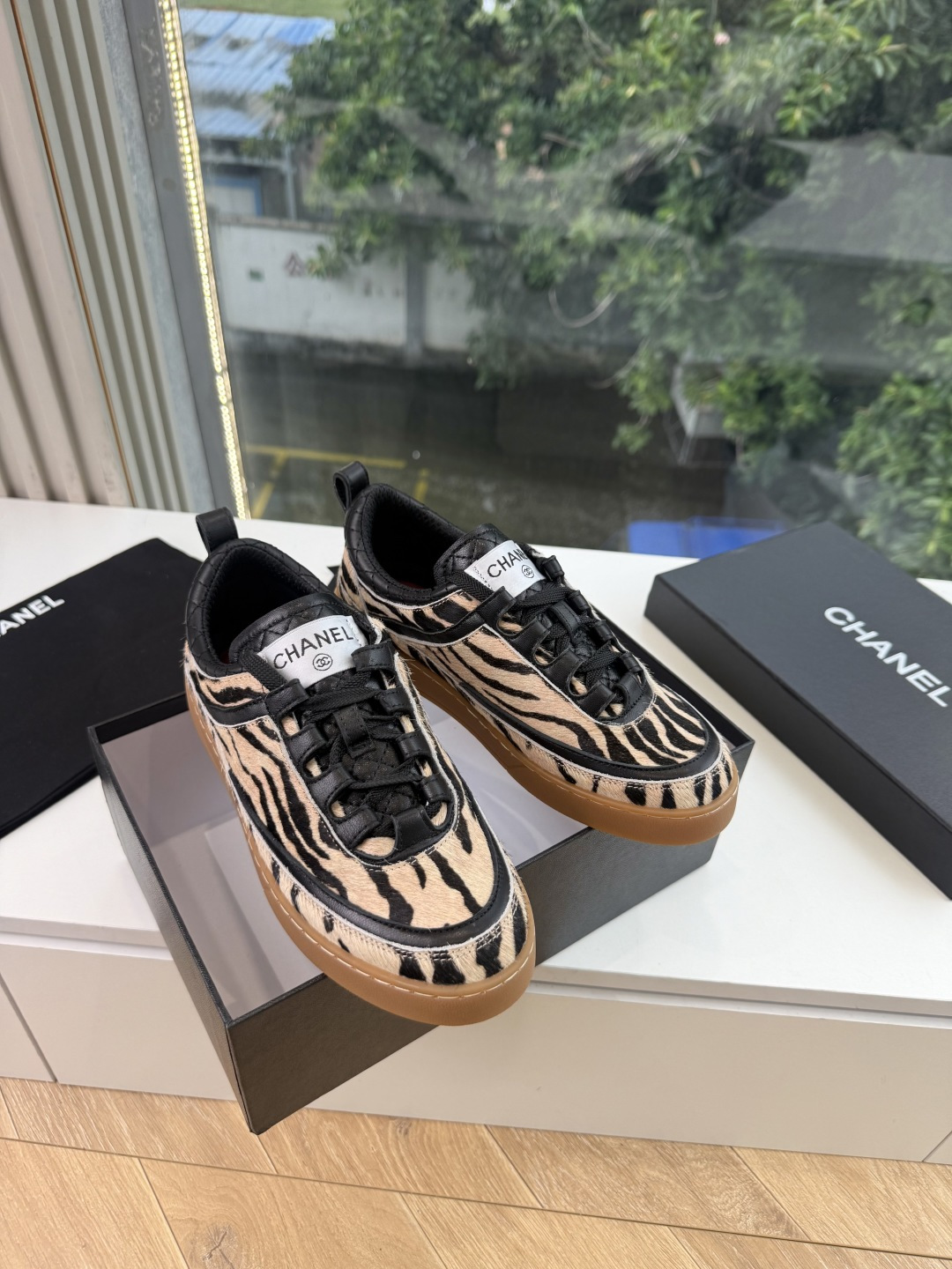 G059chanel26a球鞋美到心巴上 一买一个不吱声 讲道理 看到实物穿上脚 就会觉得更好看 有底有厚度 可能左边的