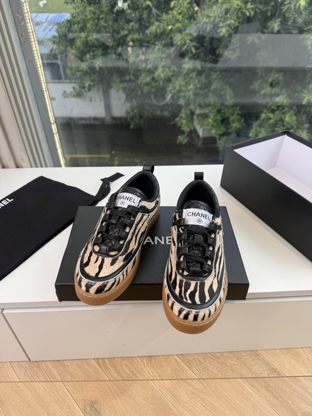 G059chanel26a球鞋美到心巴上 一买一个不吱声 讲道理 看到实物穿上脚 就会觉得更好看 有底有厚度 可能左边的