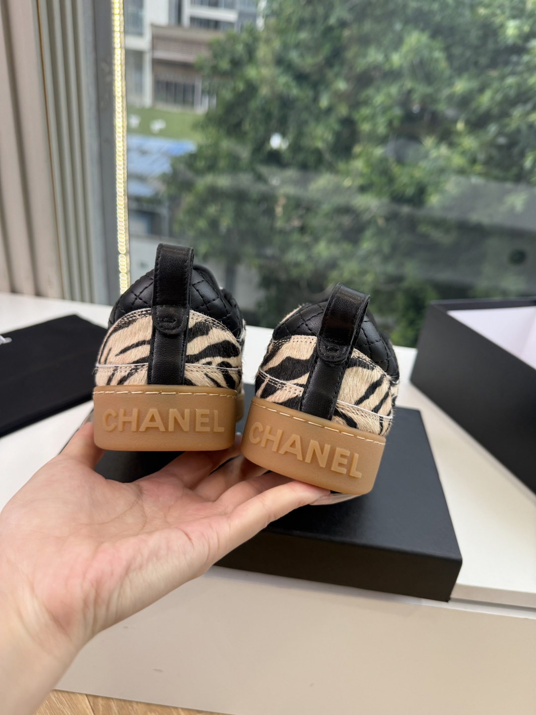 G059chanel26a球鞋美到心巴上 一买一个不吱声 讲道理 看到实物穿上脚 就会觉得更好看 有底有厚度 可能左边的