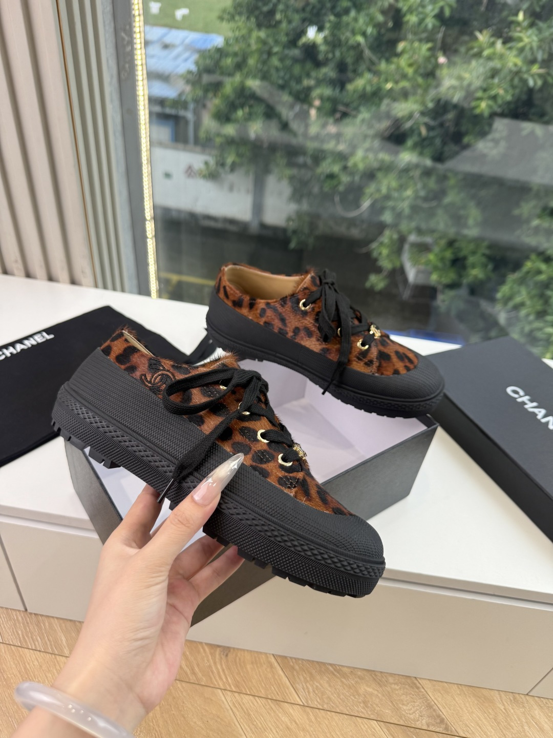G059chanel26a球鞋美到心巴上 一买一个不吱声 讲道理 看到实物穿上脚 就会觉得更好看 有底有厚度 可能左边的 G059chanel26a球鞋美到心巴上 一买一个不吱声 讲道理 看到实物穿上脚 就会觉得更好看 有底有厚度 可能左边的