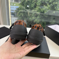 G059chanel26a球鞋美到心巴上 一买一个不吱声 讲道理 看到实物穿上脚 就会觉得更好看 有底有厚度 可能左边的 G059chanel26a球鞋美到心巴上 一买一个不吱声 讲道理 看到实物穿上脚 就会觉得更好看 有底有厚度 可能左边的
