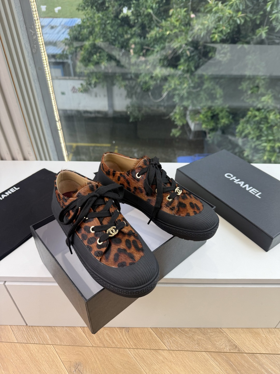 G059chanel26a球鞋美到心巴上 一买一个不吱声 讲道理 看到实物穿上脚 就会觉得更好看 有底有厚度 可能左边的