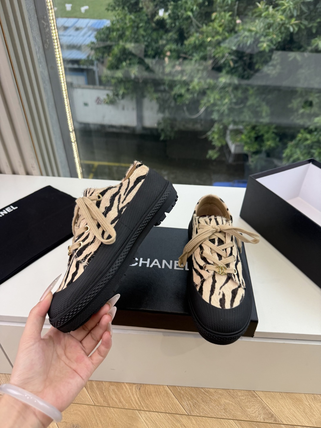 G059chanel26a球鞋美到心巴上 一买一个不吱声 讲道理 看到实物穿上脚 就会觉得更好看 有底有厚度 可能左边的 G059chanel26a球鞋美到心巴上 一买一个不吱声 讲道理 看到实物穿上脚 就会觉得更好看 有底有厚度 可能左边的