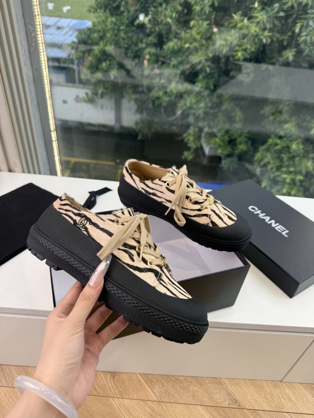 G059chanel26a球鞋美到心巴上 一买一个不吱声 讲道理 看到实物穿上脚 就会觉得更好看 有底有厚度 可能左边的 G059chanel26a球鞋美到心巴上 一买一个不吱声 讲道理 看到实物穿上脚 就会觉得更好看 有底有厚度 可能左边的