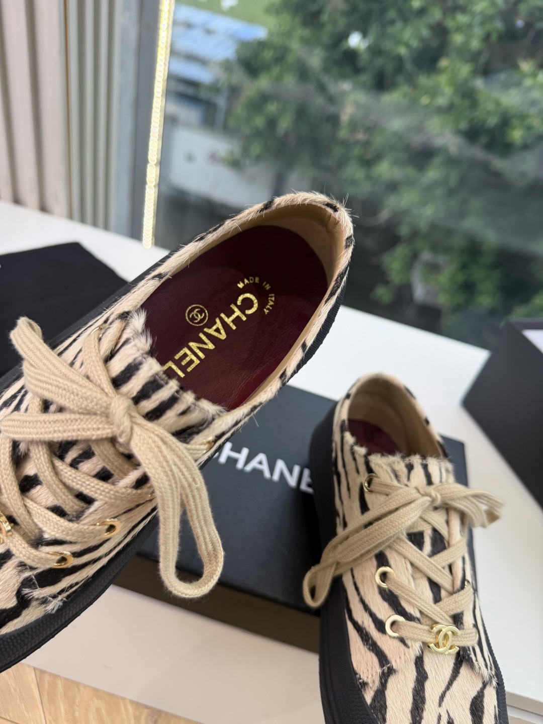 G059chanel26a球鞋美到心巴上 一买一个不吱声 讲道理 看到实物穿上脚 就会觉得更好看 有底有厚度 可能左边的 G059chanel26a球鞋美到心巴上 一买一个不吱声 讲道理 看到实物穿上脚 就会觉得更好看 有底有厚度 可能左边的
