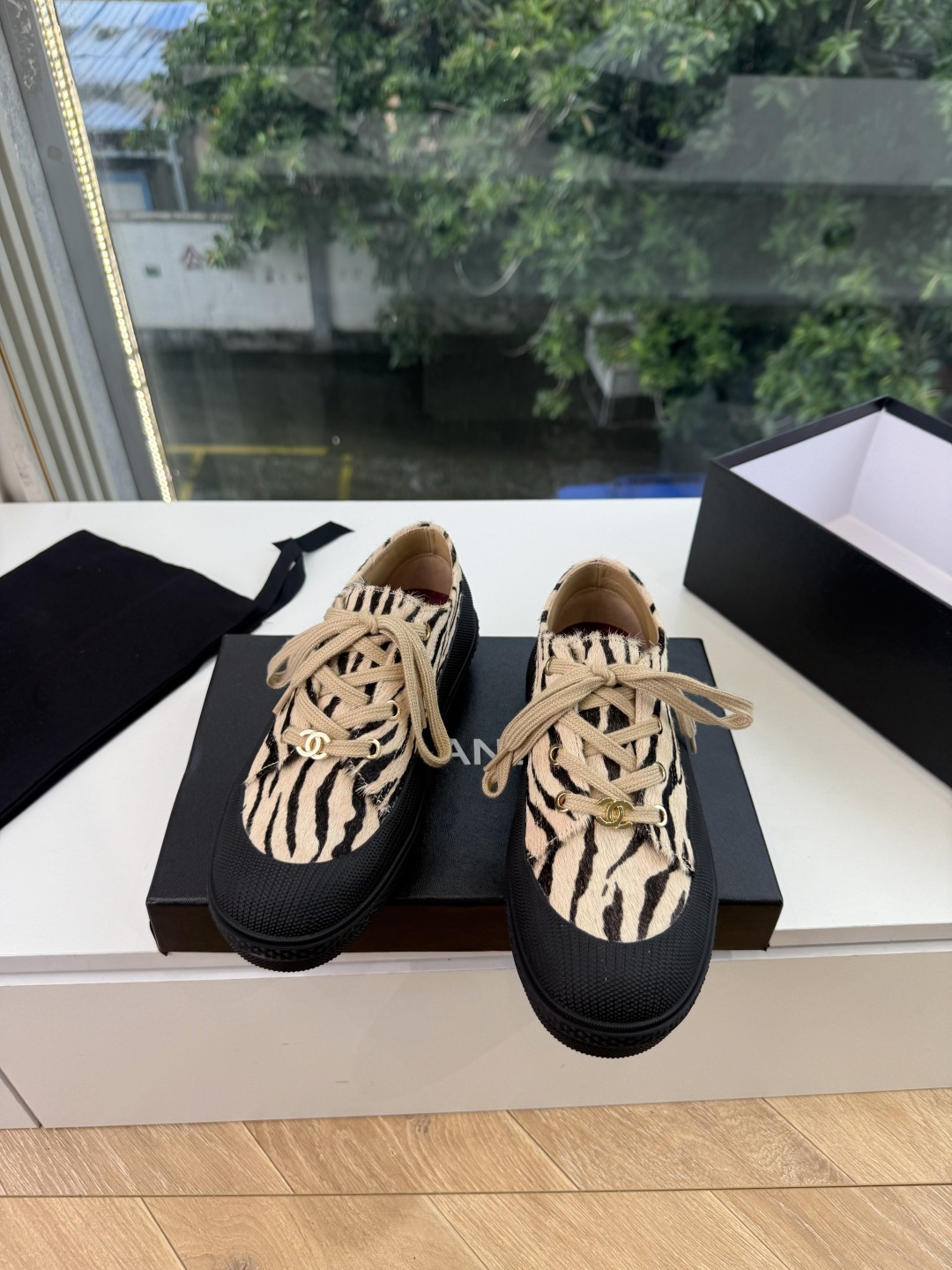 G059chanel26a球鞋美到心巴上 一买一个不吱声 讲道理 看到实物穿上脚 就会觉得更好看 有底有厚度 可能左边的