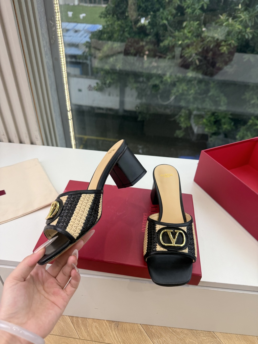 G678所见即所得VALENTINO华伦天奴经典2026VLOGO SIGNATURE金属扣拖鞋凉鞋一字带 鞋型线条流畅