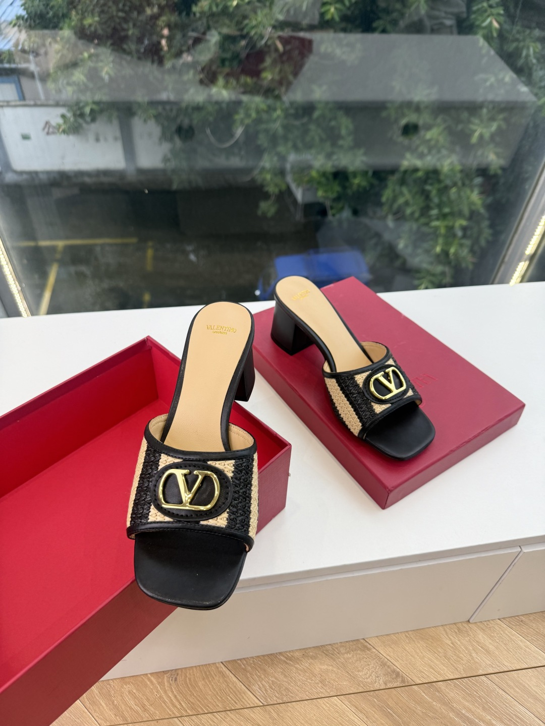 G678所见即所得VALENTINO华伦天奴经典2026VLOGO SIGNATURE金属扣拖鞋凉鞋一字带 鞋型线条流畅