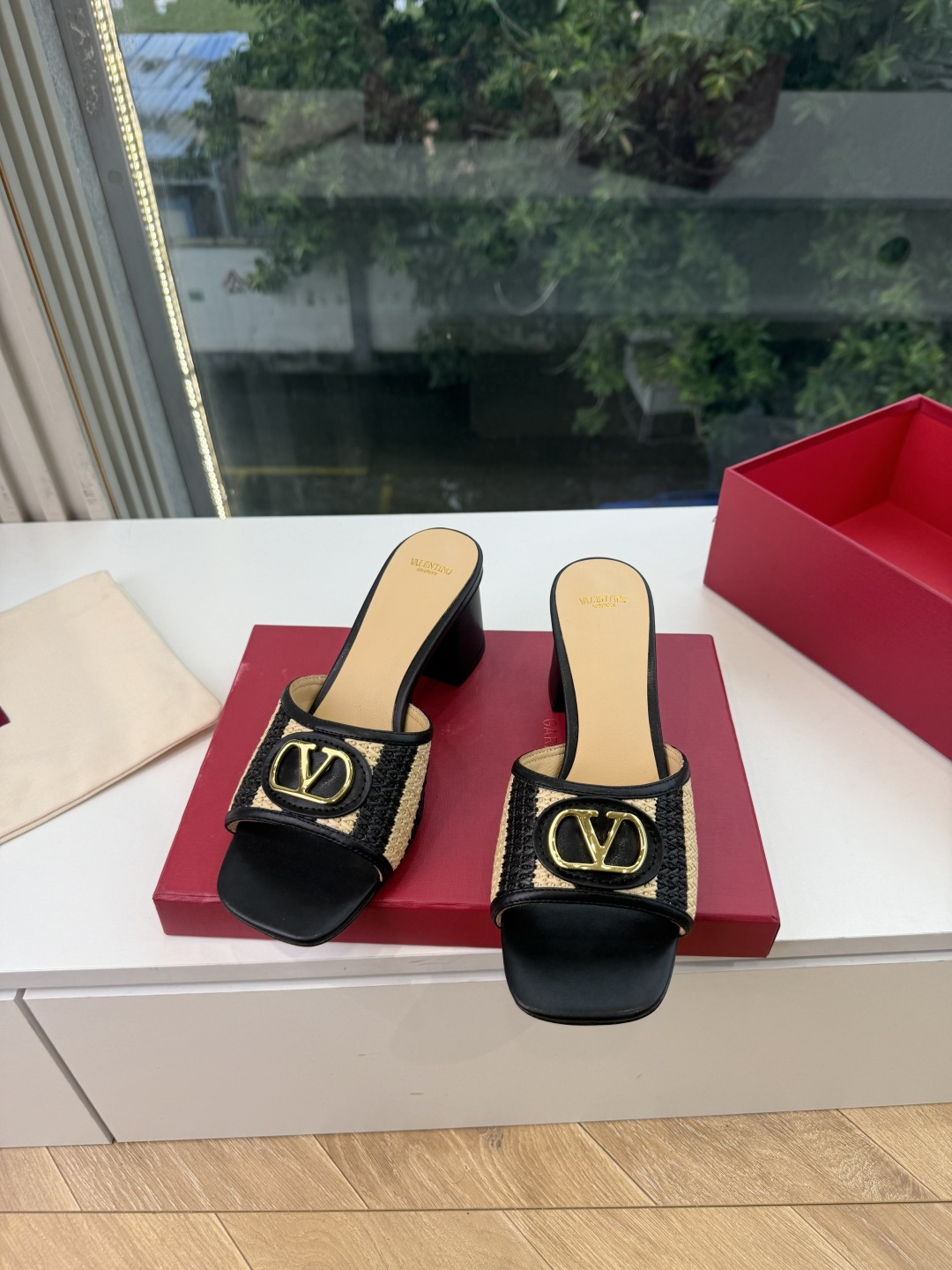 G678所见即所得VALENTINO华伦天奴经典2026VLOGO SIGNATURE金属扣拖鞋凉鞋一字带 鞋型线条流畅
