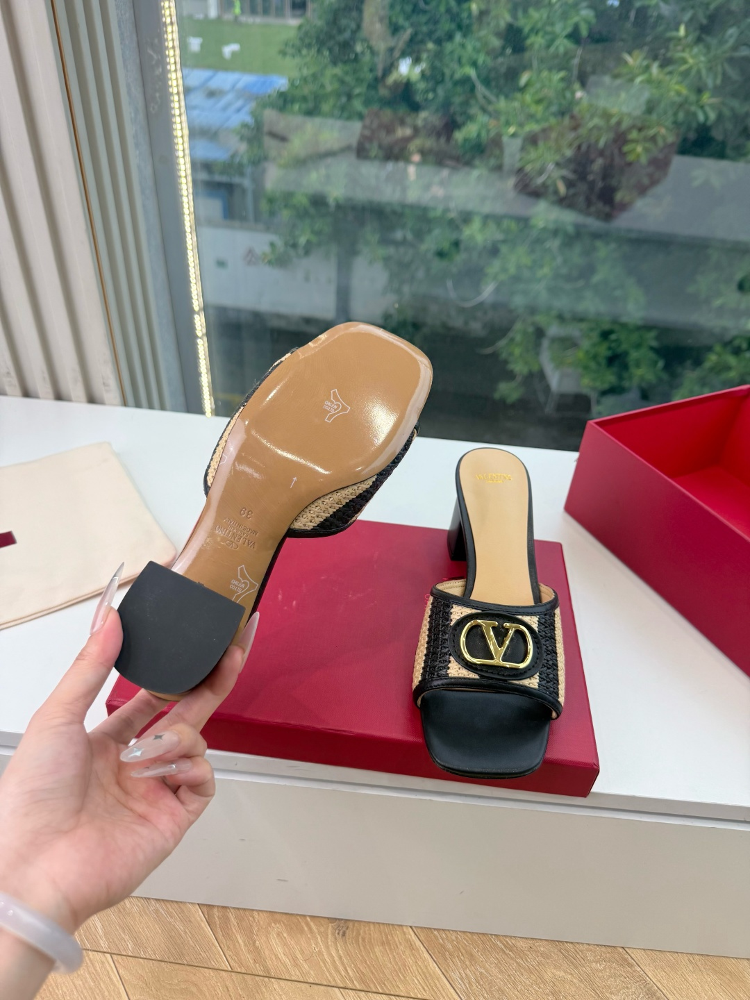 G678所见即所得VALENTINO华伦天奴经典2026VLOGO SIGNATURE金属扣拖鞋凉鞋一字带 鞋型线条流畅