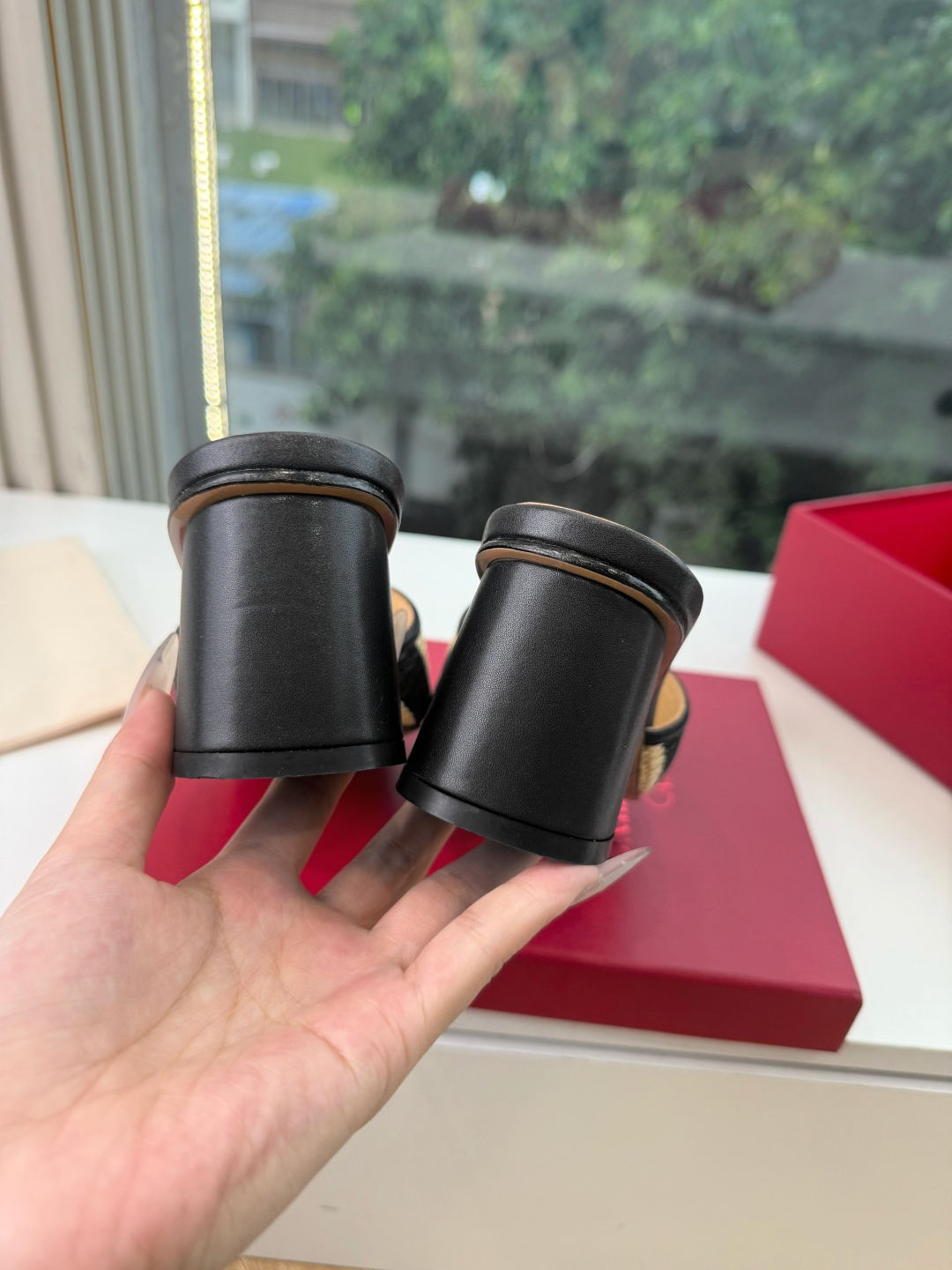 G678所见即所得VALENTINO华伦天奴经典2026VLOGO SIGNATURE金属扣拖鞋凉鞋一字带 鞋型线条流畅