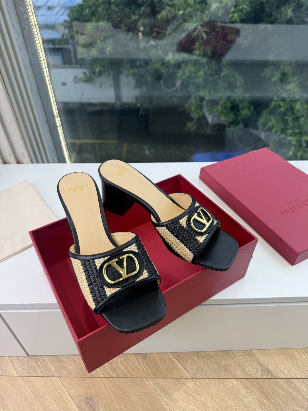 G678所见即所得VALENTINO华伦天奴经典2026VLOGO SIGNATURE金属扣拖鞋凉鞋一字带 鞋型线条流畅