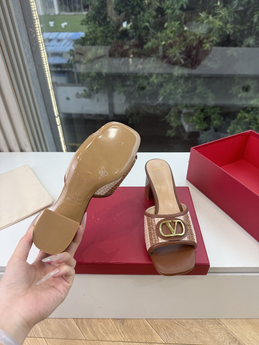 G678所见即所得VALENTINO华伦天奴经典2026VLOGO SIGNATURE金属扣拖鞋凉鞋一字带 鞋型线条流畅 G678所见即所得VALENTINO华伦天奴经典2026VLOGO SIGNATURE金属扣拖鞋凉鞋一字带 鞋型线条流畅