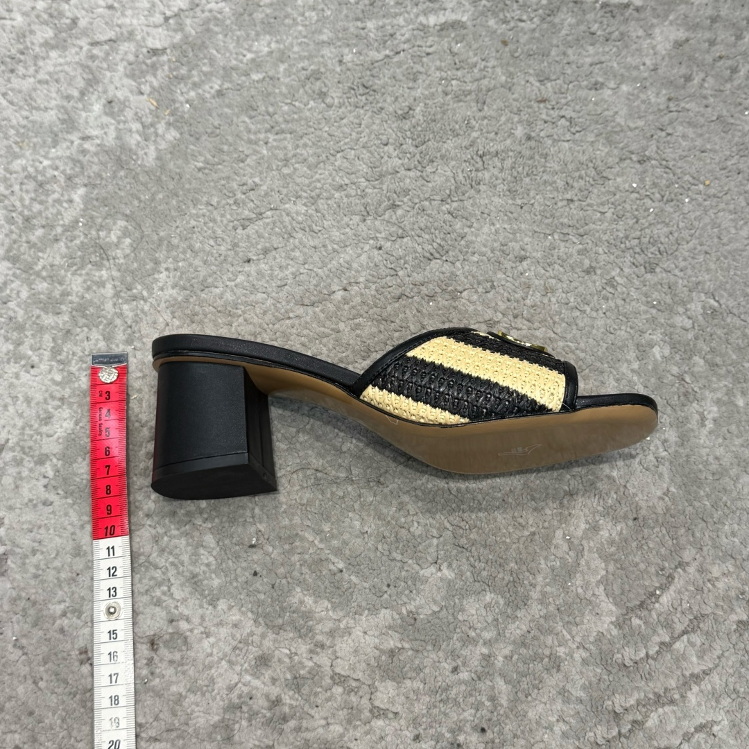 G678所见即所得VALENTINO华伦天奴经典2026VLOGO SIGNATURE金属扣拖鞋凉鞋一字带 鞋型线条流畅