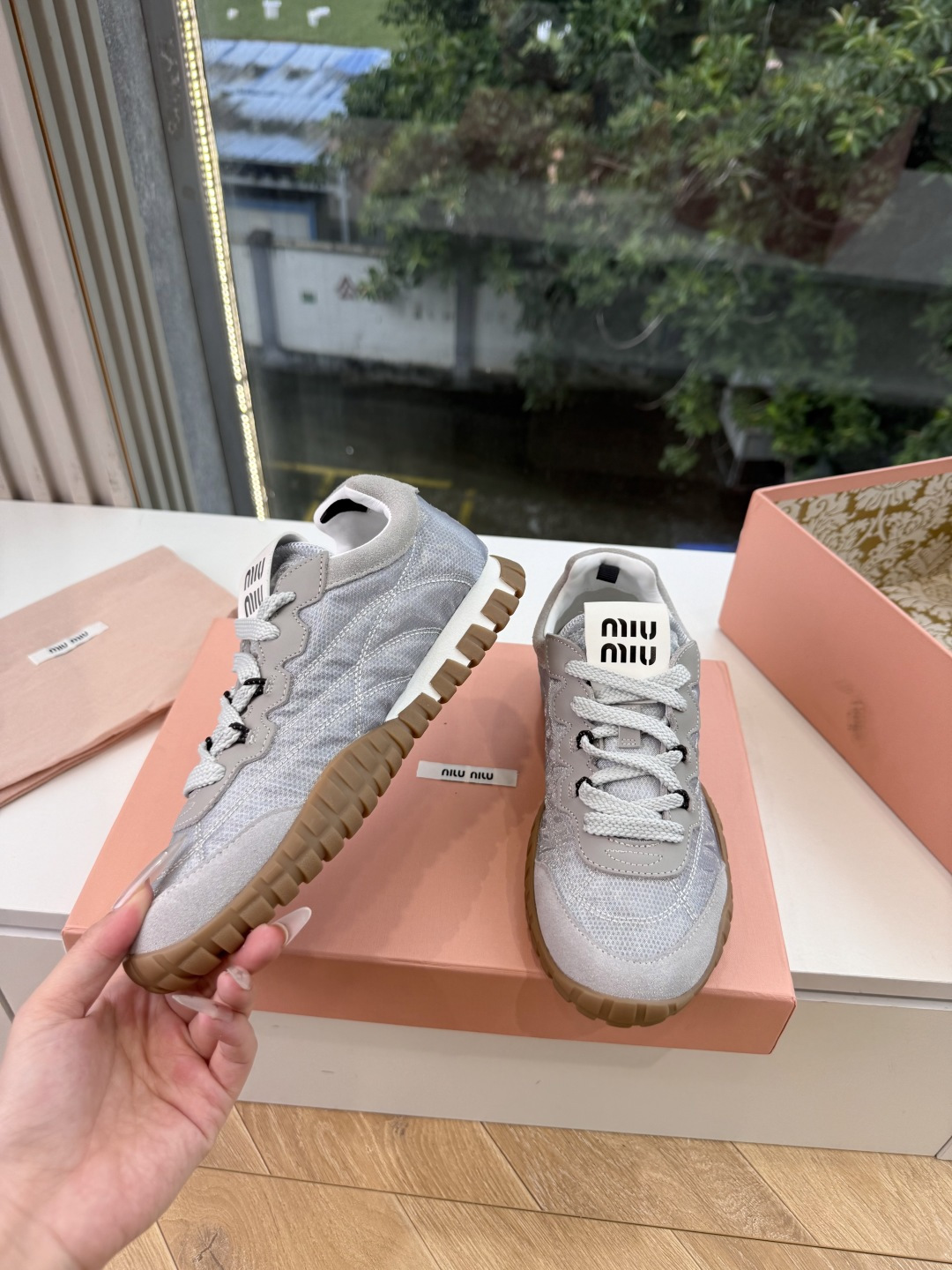 G08顶级缪缪春夏新款走秀MiuMiu饼干底德训网面透气休闲鞋秀场工艺来自Miu Miu系列的细节特写 新季的潮流此刻挚