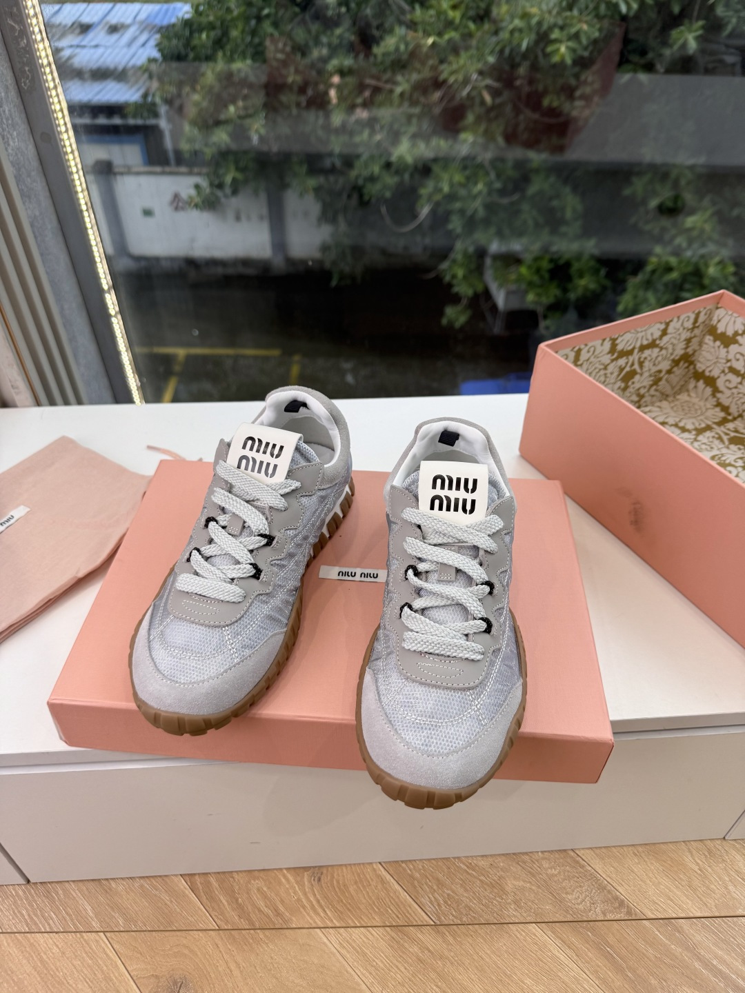G08顶级缪缪春夏新款走秀MiuMiu饼干底德训网面透气休闲鞋秀场工艺来自Miu Miu系列的细节特写 新季的潮流此刻挚