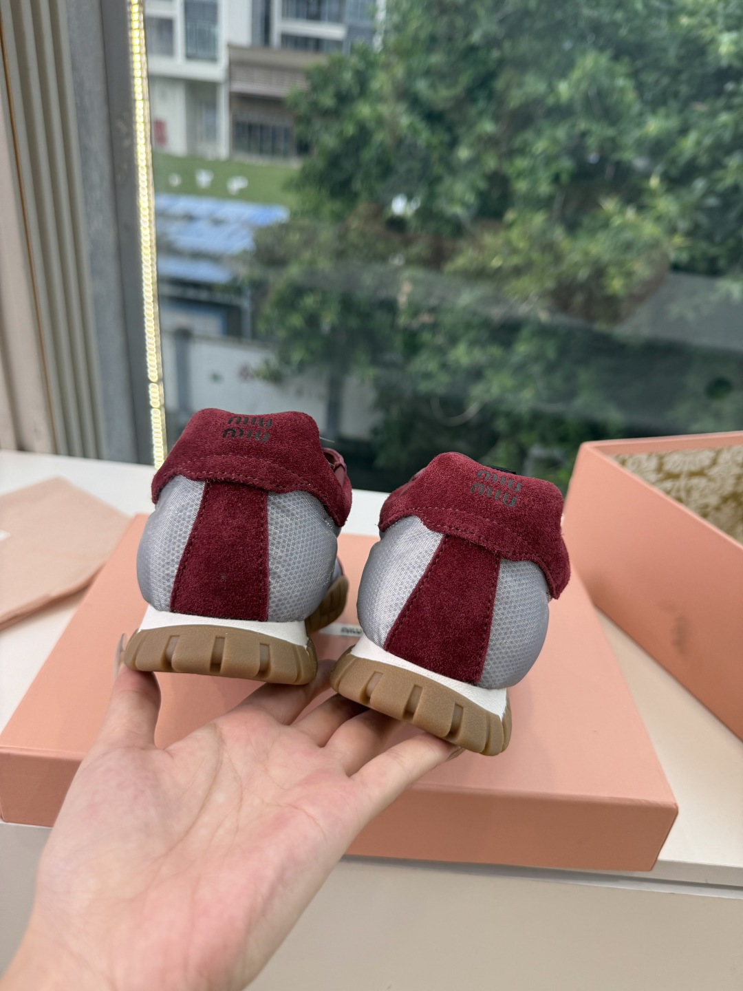 G08顶级缪缪春夏新款走秀MiuMiu饼干底德训网面透气休闲鞋秀场工艺来自Miu Miu系列的细节特写 新季的潮流此刻挚