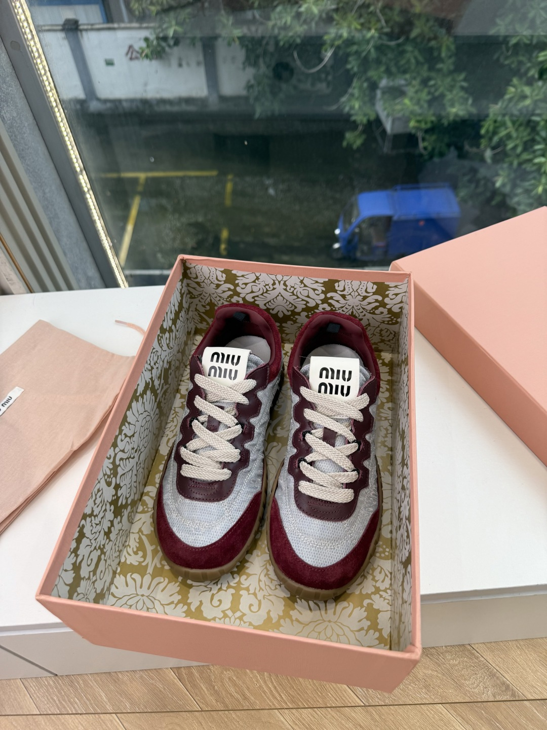 G08顶级缪缪春夏新款走秀MiuMiu饼干底德训网面透气休闲鞋秀场工艺来自Miu Miu系列的细节特写 新季的潮流此刻挚