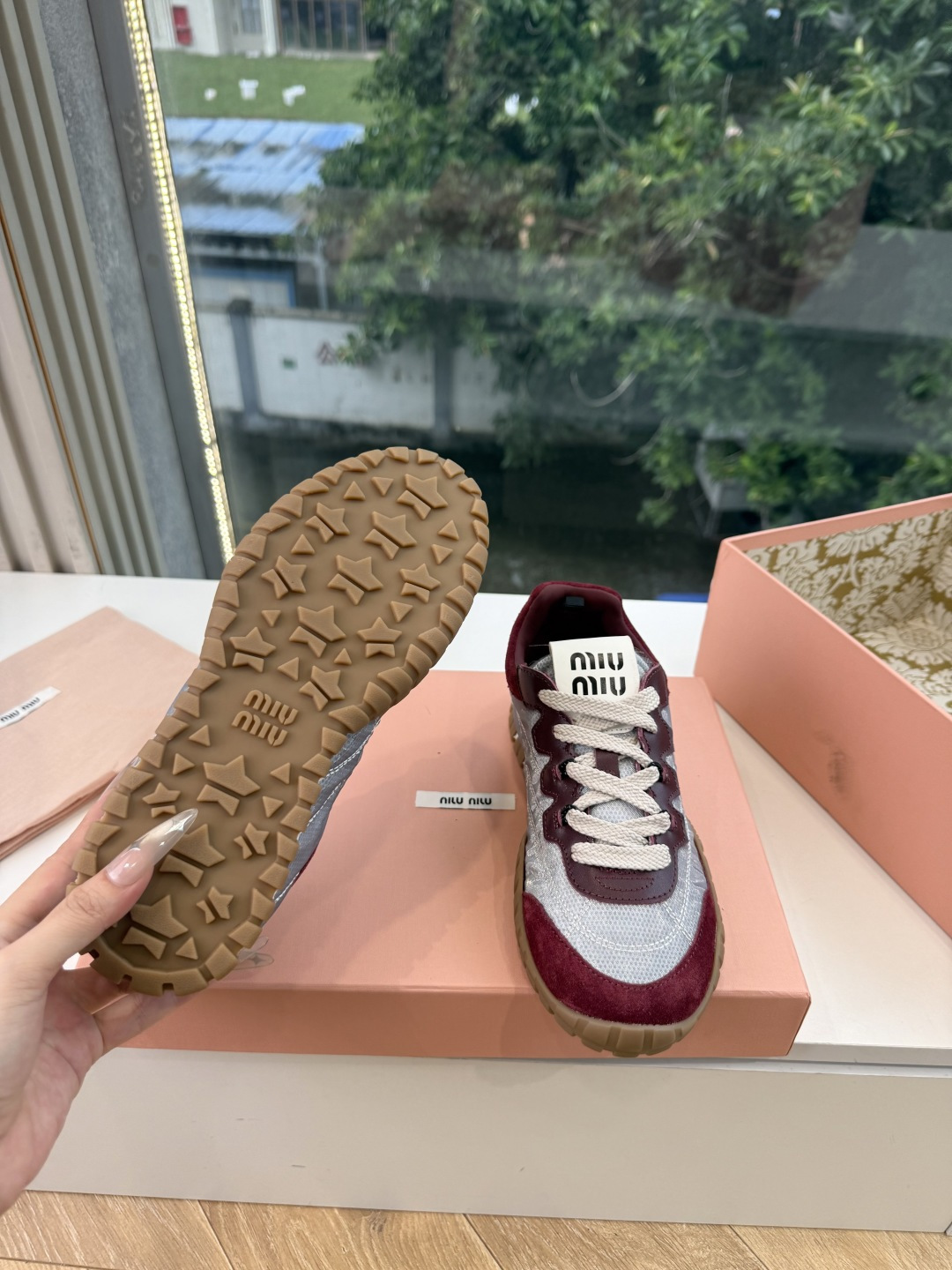 G08顶级缪缪春夏新款走秀MiuMiu饼干底德训网面透气休闲鞋秀场工艺来自Miu Miu系列的细节特写 新季的潮流此刻挚
