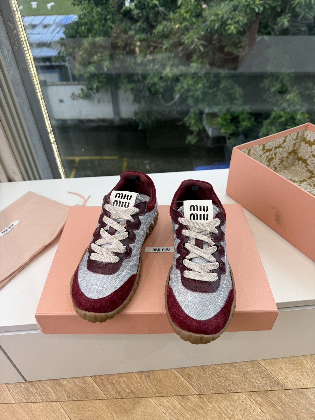 G08顶级缪缪春夏新款走秀MiuMiu饼干底德训网面透气休闲鞋秀场工艺来自Miu Miu系列的细节特写 新季的潮流此刻挚