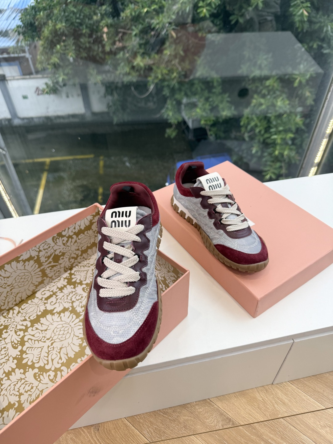 G08顶级缪缪春夏新款走秀MiuMiu饼干底德训网面透气休闲鞋秀场工艺来自Miu Miu系列的细节特写 新季的潮流此刻挚