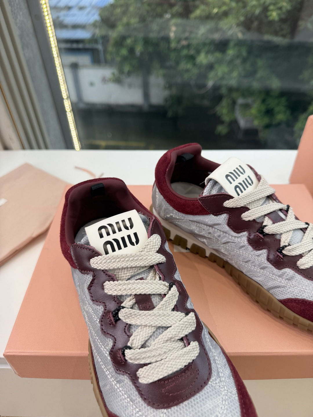 G08顶级缪缪春夏新款走秀MiuMiu饼干底德训网面透气休闲鞋秀场工艺来自Miu Miu系列的细节特写 新季的潮流此刻挚