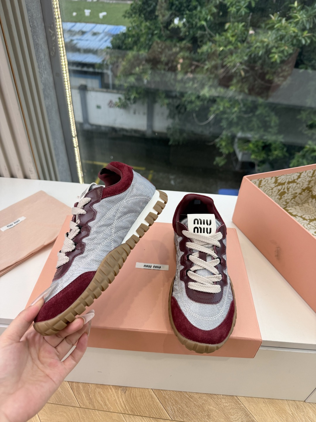 G08顶级缪缪春夏新款走秀MiuMiu饼干底德训网面透气休闲鞋秀场工艺来自Miu Miu系列的细节特写 新季的潮流此刻挚