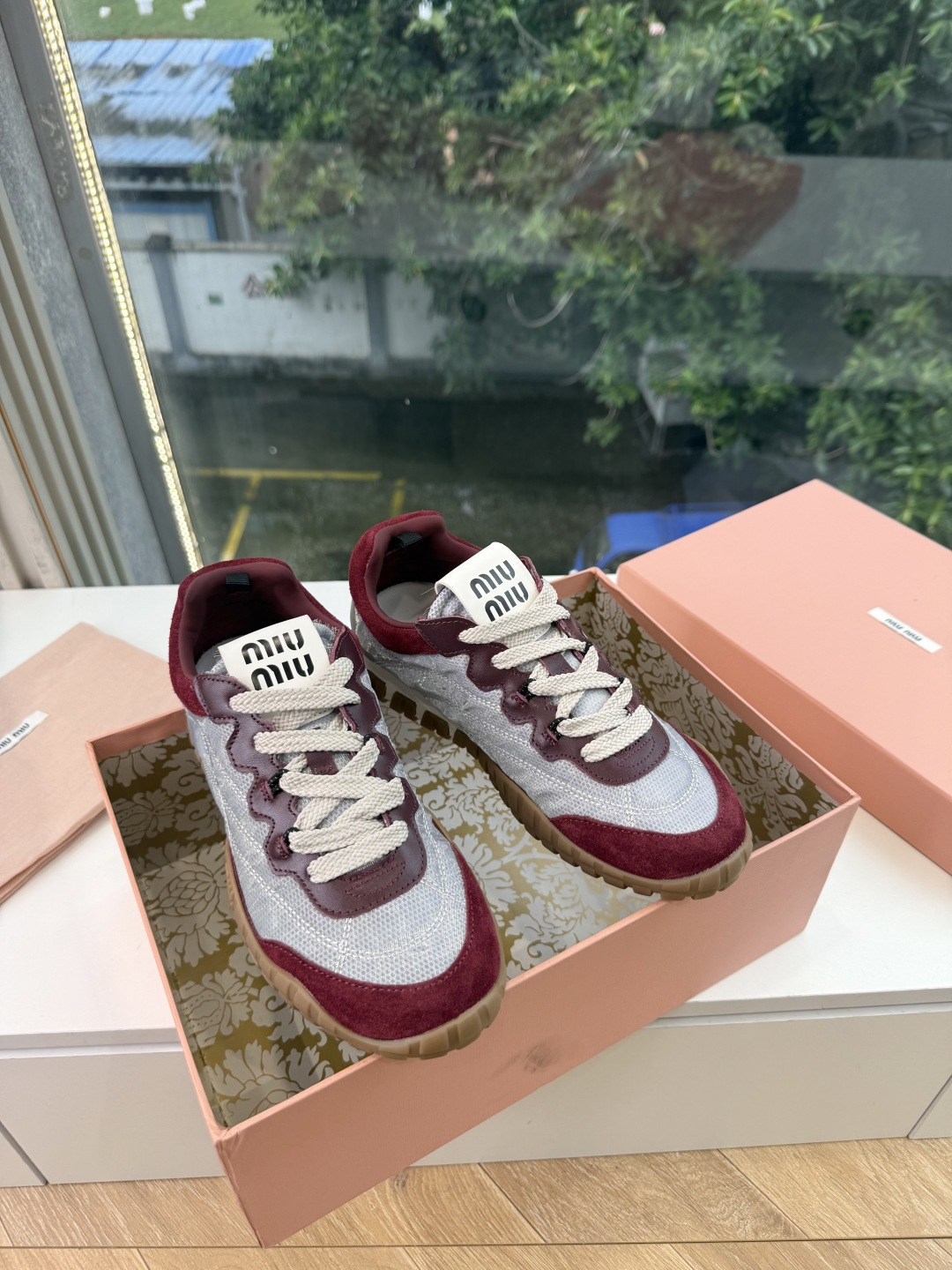 G08顶级缪缪春夏新款走秀MiuMiu饼干底德训网面透气休闲鞋秀场工艺来自Miu Miu系列的细节特写 新季的潮流此刻挚