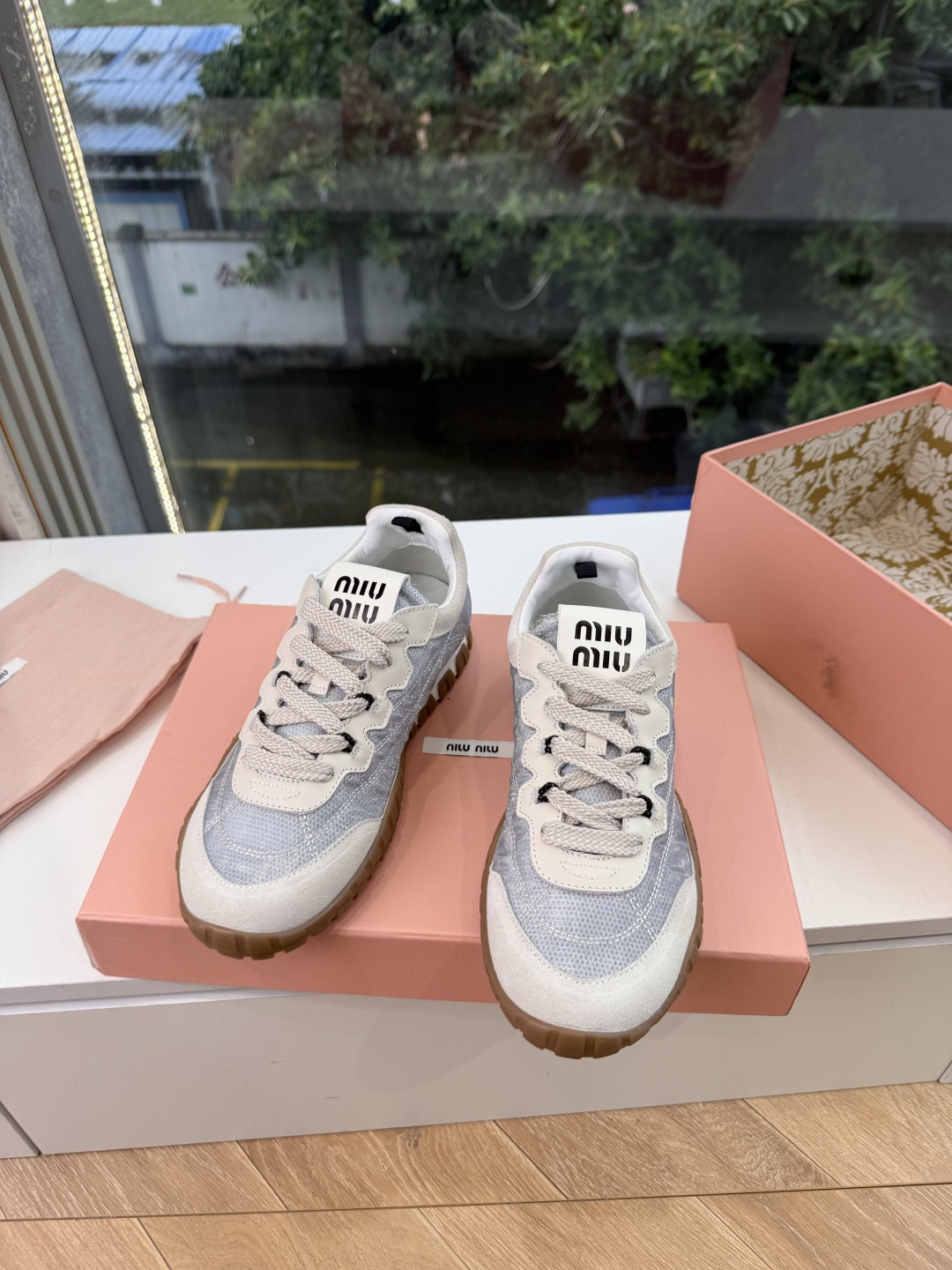 G08顶级缪缪春夏新款走秀MiuMiu饼干底德训网面透气休闲鞋秀场工艺来自Miu Miu系列的细节特写 新季的潮流此刻挚 G08顶级缪缪春夏新款走秀MiuMiu饼干底德训网面透气休闲鞋秀场工艺来自Miu Miu系列的细节特写 新季的潮流此刻挚