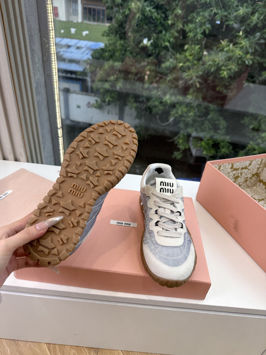 G08顶级缪缪春夏新款走秀MiuMiu饼干底德训网面透气休闲鞋秀场工艺来自Miu Miu系列的细节特写 新季的潮流此刻挚 G08顶级缪缪春夏新款走秀MiuMiu饼干底德训网面透气休闲鞋秀场工艺来自Miu Miu系列的细节特写 新季的潮流此刻挚