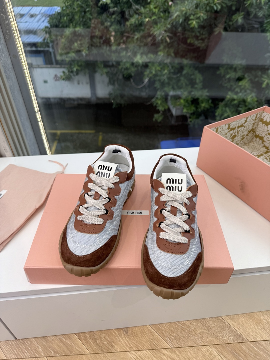 G08顶级缪缪春夏新款走秀MiuMiu饼干底德训网面透气休闲鞋秀场工艺来自Miu Miu系列的细节特写 新季的潮流此刻挚