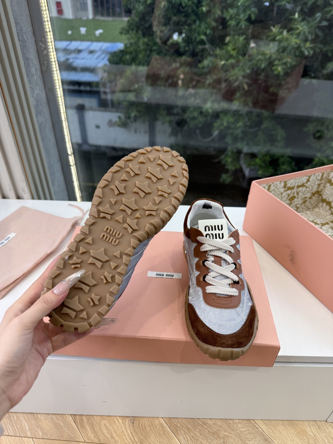 G08顶级缪缪春夏新款走秀MiuMiu饼干底德训网面透气休闲鞋秀场工艺来自Miu Miu系列的细节特写 新季的潮流此刻挚