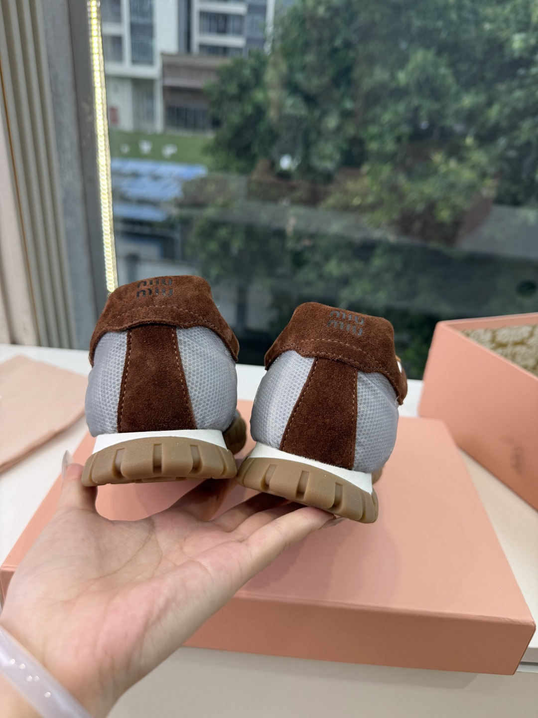 G08顶级缪缪春夏新款走秀MiuMiu饼干底德训网面透气休闲鞋秀场工艺来自Miu Miu系列的细节特写 新季的潮流此刻挚