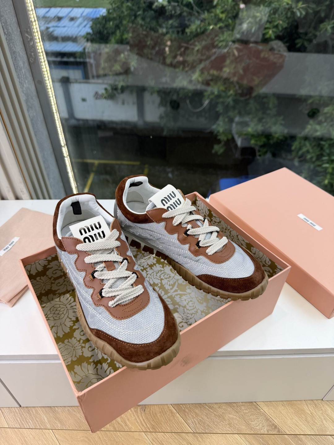 G08顶级缪缪春夏新款走秀MiuMiu饼干底德训网面透气休闲鞋秀场工艺来自Miu Miu系列的细节特写 新季的潮流此刻挚