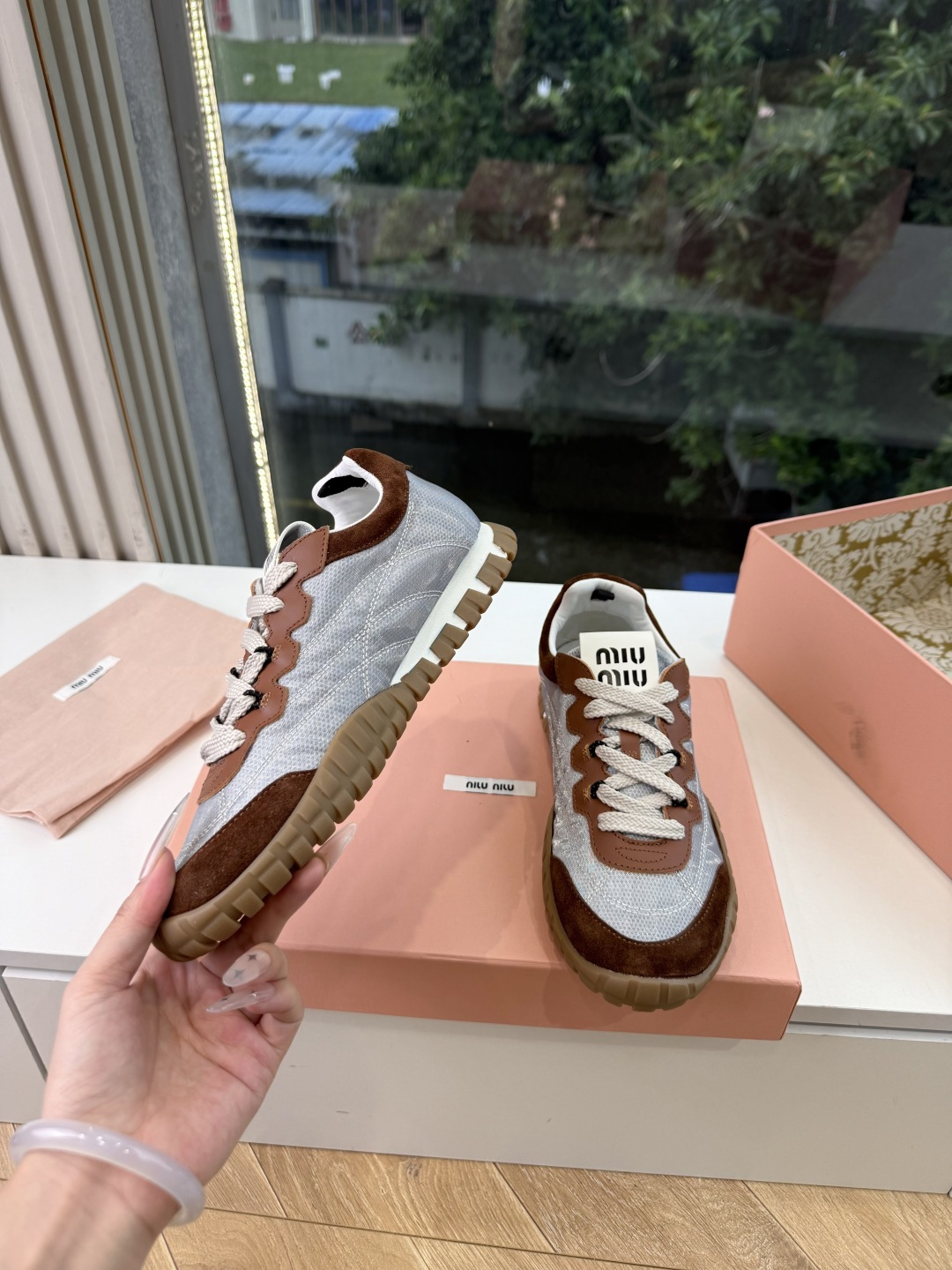 G08顶级缪缪春夏新款走秀MiuMiu饼干底德训网面透气休闲鞋秀场工艺来自Miu Miu系列的细节特写 新季的潮流此刻挚
