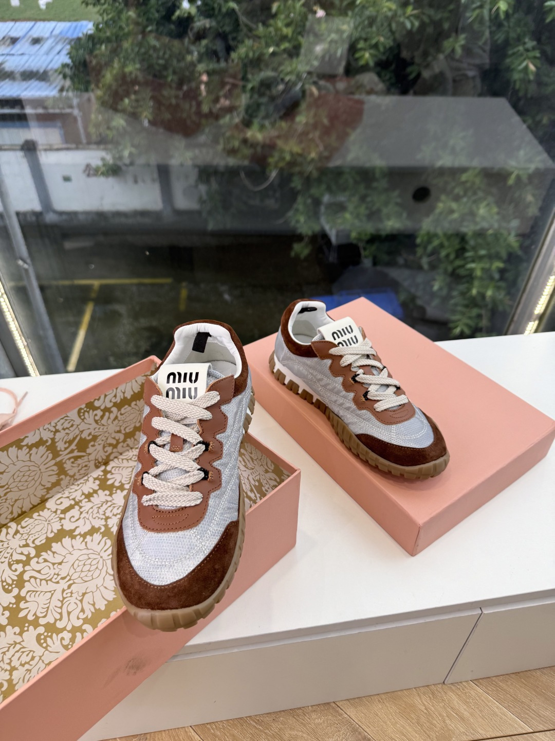 G08顶级缪缪春夏新款走秀MiuMiu饼干底德训网面透气休闲鞋秀场工艺来自Miu Miu系列的细节特写 新季的潮流此刻挚
