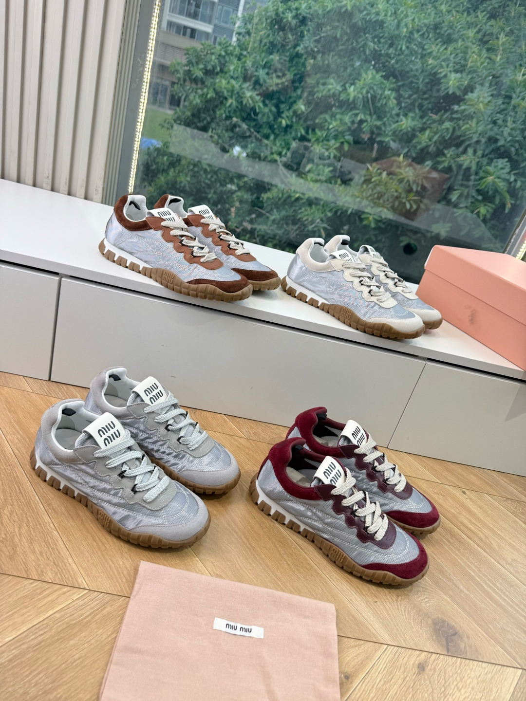 G08顶级缪缪春夏新款走秀MiuMiu饼干底德训网面透气休闲鞋秀场工艺来自Miu Miu系列的细节特写 新季的潮流此刻挚
