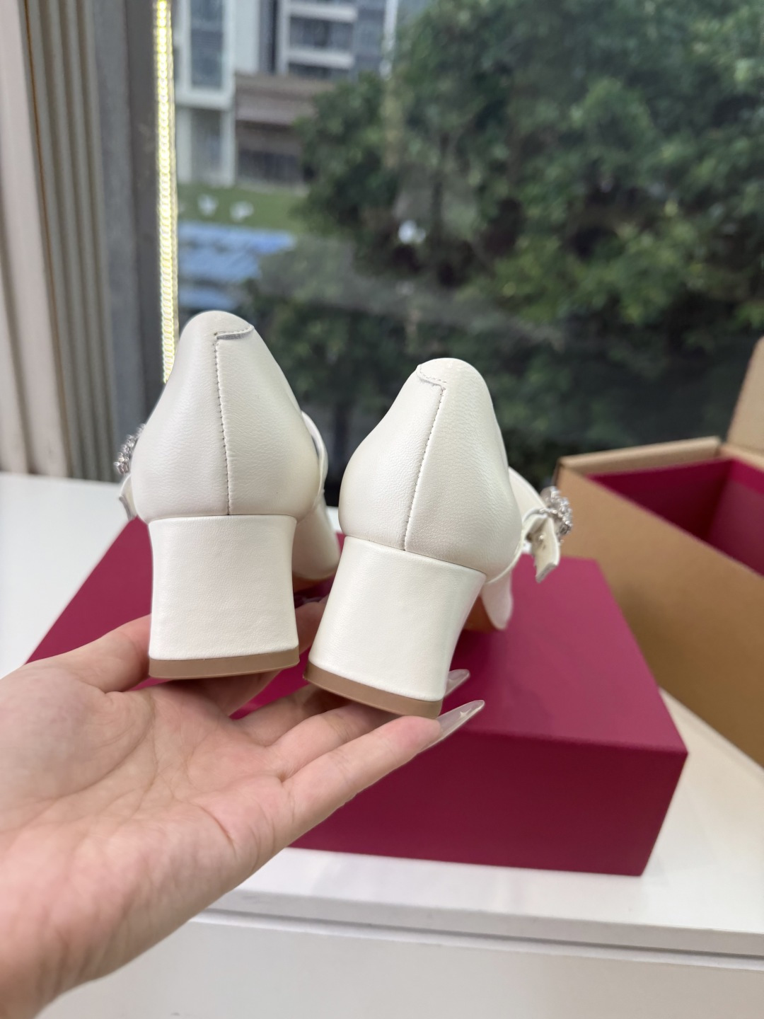 所见即所得代购级别G588𝐑𝐨𝐠𝐞𝐫 𝐕𝐢𝐯𝐢* RV新款花朵系列双钻扣显白c位钻扣玛丽珍单鞋!法式复古感好迷人一眼就相 所见即所得代购级别G588𝐑𝐨𝐠𝐞𝐫 𝐕𝐢𝐯𝐢* RV新款花朵系列双钻扣显白c位钻扣玛丽珍单鞋!法式复古感好迷人一眼就相