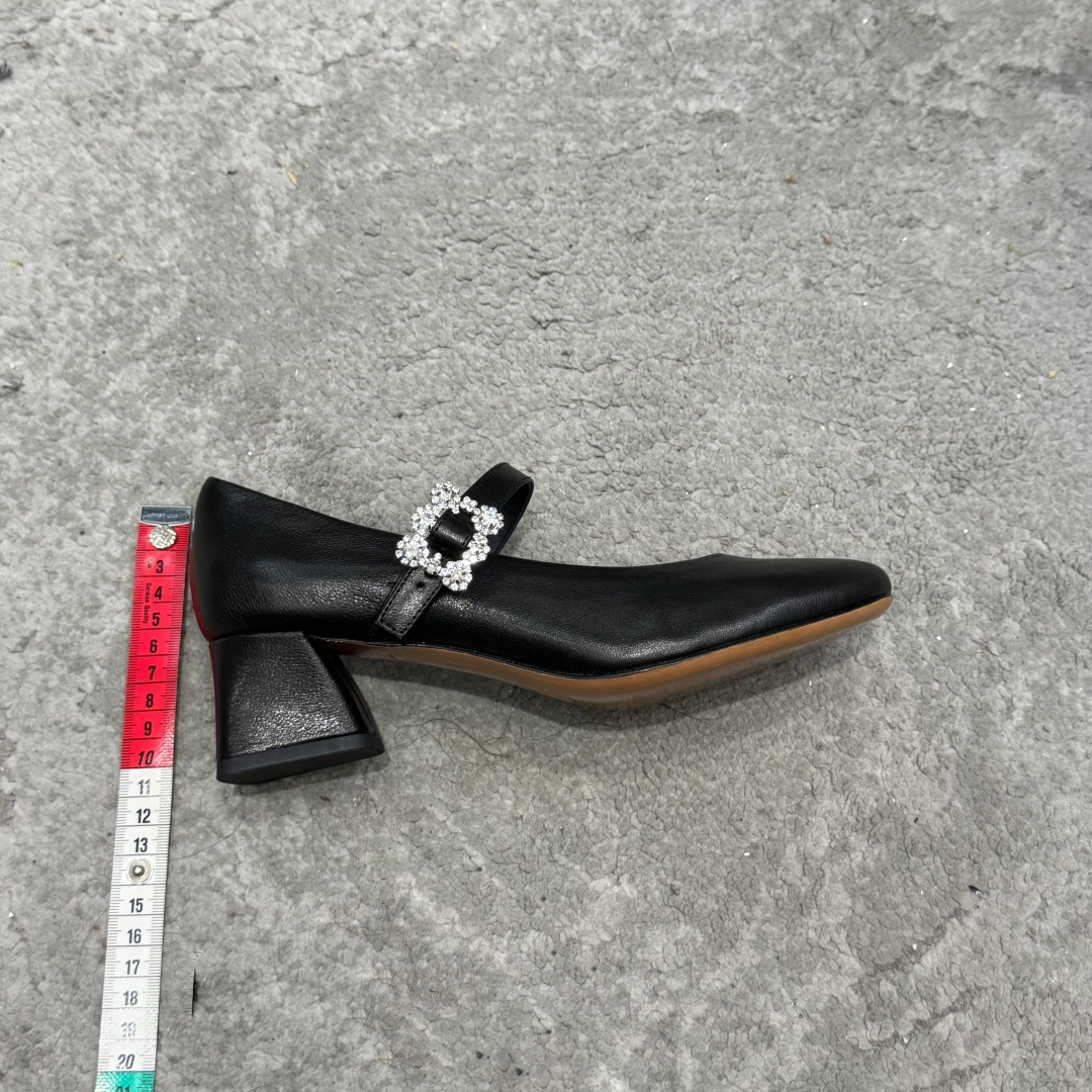 所见即所得代购级别G588𝐑𝐨𝐠𝐞𝐫 𝐕𝐢𝐯𝐢* RV新款花朵系列双钻扣显白c位钻扣玛丽珍单鞋！法式复古感好迷人一眼就相